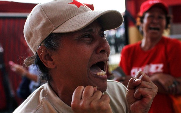 Một người dân Venezuela òa khóc khi nghe tin ông Chavez qua đời