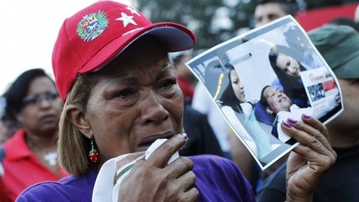 Người dân Venezuela ủng hộ ông Chavez không kìm được nước mắt khi hay tin Tổng thống qua đời.