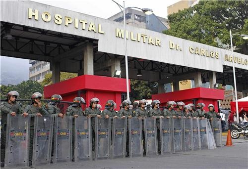 Quân đội Venezuela được tăng cường đảm bảo an ninh trước cổng bệnh viện Quân y tại thủ đô Caracas sau khi Tổng thống Chavez qua đời tại đây.