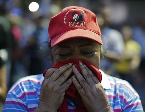 Một người ủng hộ Tổng thống Chavez không kìm được nước mắt thương tiếc nhà lãnh đạo này.