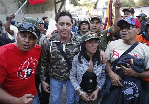 Những người ủng hộ cam kết sẽ tiếp tục con đường của ông Chavez.