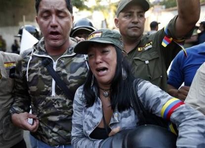 Các binh sĩ Venezuela cũng khóc thương Tổng thống quá cố.