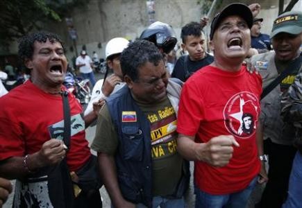 Những người ủng hộ không thể kìm nén nỗi đau buồn trước sự ra đi dẫu đoán trước được nhưng vẫn đột ngột của ông Chavez.