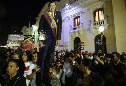 Những người ủng hộ Tổng thống Chavez tuần hành ở Caracas tối ngày 5/3 sau khi hay tin ông qua đời.