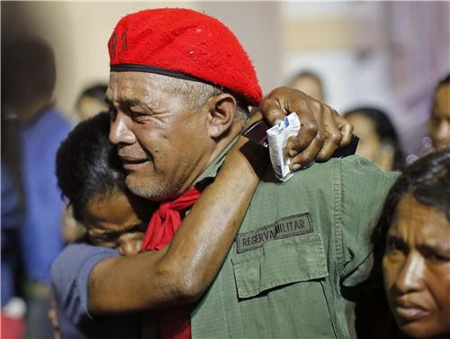 Người dân Venezuela chia sẻ nỗi đau mất mát.