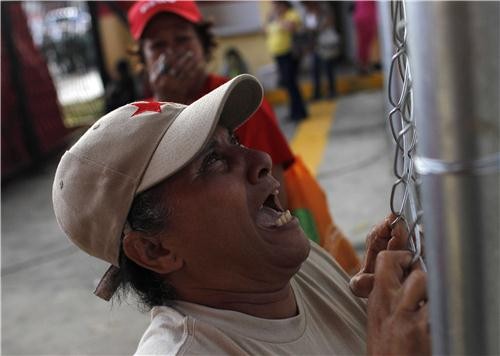 Một phụ nữ lớn tuổi người Venezuela khóc thương nhà lãnh đạo đã đóng góp rất nhiều cho dân nghèo.