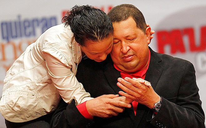 Ông Chavez và con gái trước khi lên đường tới Cuba làm phẫu thuật.