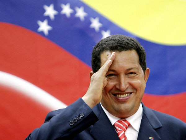 Các cải cách của Chávez gây ra nhiều tranh cãi ở quốc nội lẫn quốc ngoại; cả bị chỉ trích lẫn khen ngợi. Có người Venezuela cho rằng ông trao thêm quyền cho người nghèo và phát triển kinh tế, nhưng có người cho rằng ông quản lý kinh tế theo một cách tồi tệ.