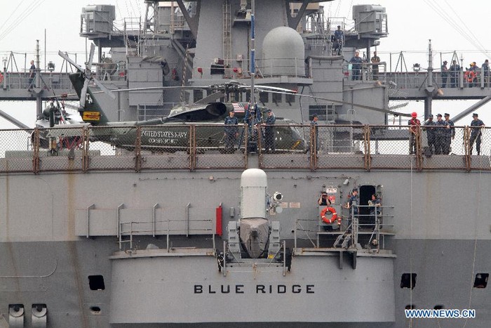 Tàu USS Blue Ridge (LCC-19) cập cảng Manila.