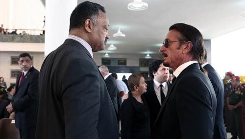 Một người Mỹ được sùng bái Jesse Jackson (trái) nói chuyện với diễn viên và nhà làm phim Sean Penn