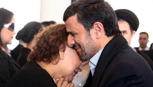 Tổng thống Iran chia sẻ nỗi buồn với mẹ của cố Tổng thống Chavez.