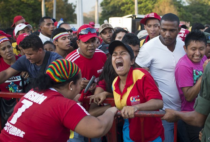 Người dân Venezuela chờ đợi tới lượt vào viếng cố Tổng thống.