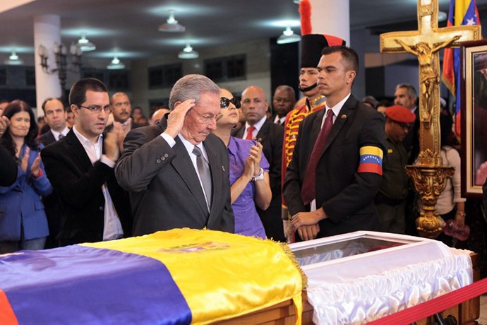 Chủ tịch Raul Castro viếng ông Chavez.