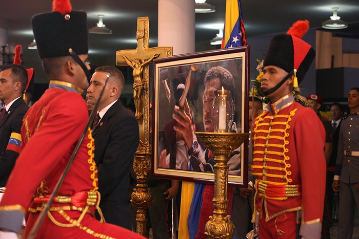 Hương án và di ảnh của cố Tổng thống Chavez.