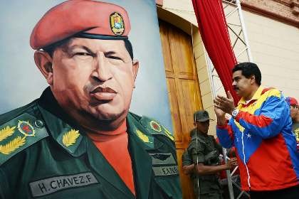 Ông Maduro bên cạnh bức chân dung của cố Tổng thống Chavez.