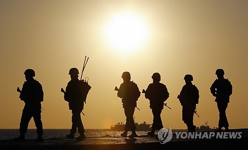 Binh sĩ Hàn Quốc tăng cường giám sát trên hòn đảo biên giới Yeonpyeong ở Hoàng Hải trước ngày tập trận trong bối cảnh Triều Tiên đe dọa trả đũa.