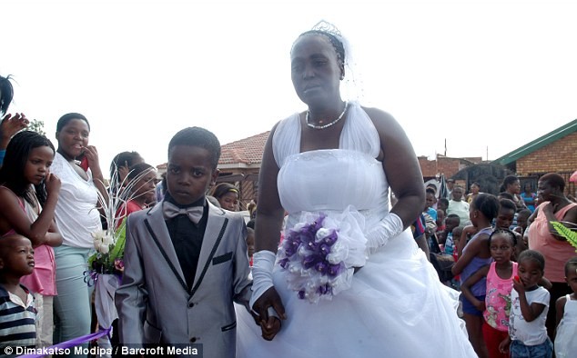 Sanele và cô dâu lớn tuổi trong lễ cưới.