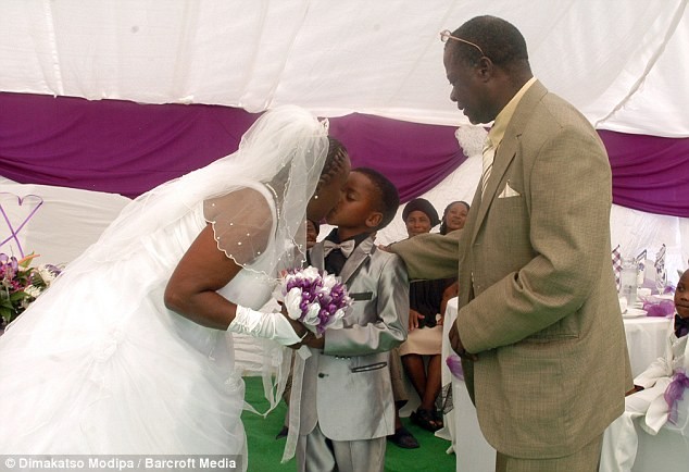 Cậu bé 8 tuổi gượng gạo nhận nụ hôn của cô dâu.