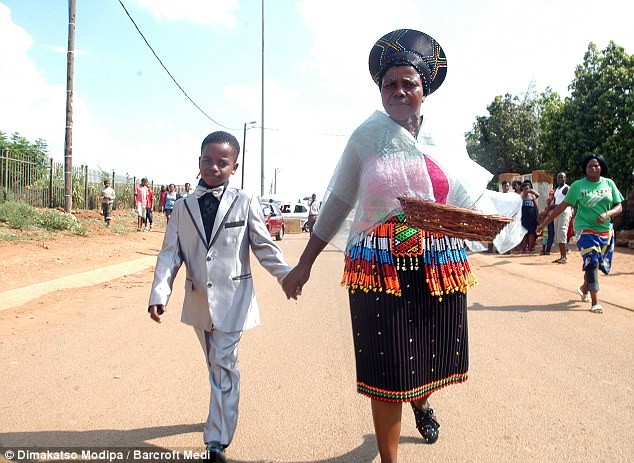 Mẹ Sanele dẫn cậu tới lễ cưới.
