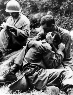 Một lính Mỹ nhận cái ôm an ủi của đồng đội sau khi một người bạn của anh thiệt mạng trong tháng 8/1950.
