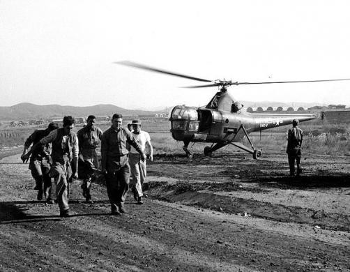 Hải quân Mỹ khiêng đồng đội bị thương lên trực thăng ở gần Seoul tháng 10/1950.