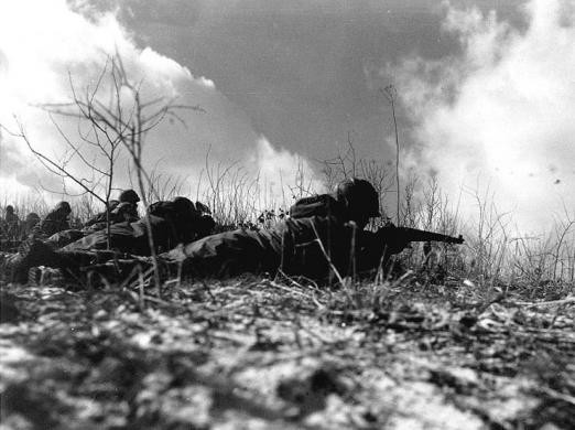 Lính thủy quân lục chiến Mỹ tại khu vực Yudam-ni trong chiến dịch Chosin Reservoir ngày 27 tháng 11 năm 1950.