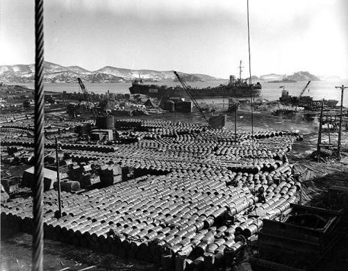 Hàng trăm bình nhiên liệu đang chờ được di tản khỏi bến cảng Hungnam tháng 12/1950.