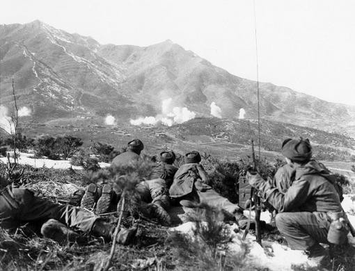Lính Mỹ theo dõi lực lượng của LHQ bắn phá trong tháng 2/1950.
