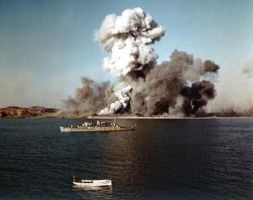 Lực lượng LHQ phá vỡ những gì còn sót lại trên cảng ở Hungnam trước khi sơ tán trong tháng 12/1950.