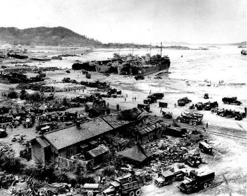 Thiết bị quân sự của Mỹ bày trên bãi biển sau cuộc đổ bộ tại Red Beach ở Inchon ngày 16 tháng 9 năm 1950.