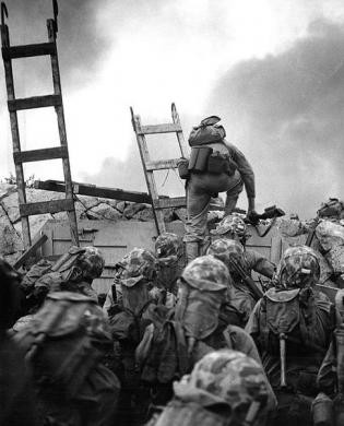 Thủy quân lục chiến Mỹ trèo lên đê chắn sóng ở phía bắc của Red Beach tháng 9/1950.