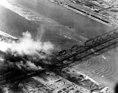 Ngư lôi bắn trúng một góc cây cầu bắc qua sông Áp Lục tháng 11/1950.