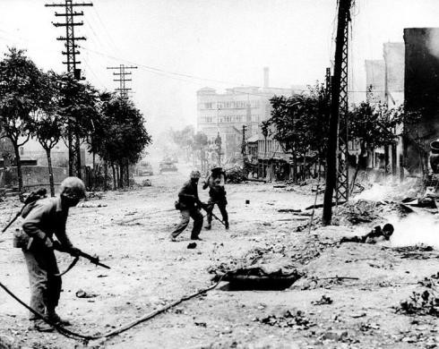Thủy quân lục chiến Mỹ chiến đấu trên đường phố trong nỗ lực giải phóng Seoul tháng 9/1950.