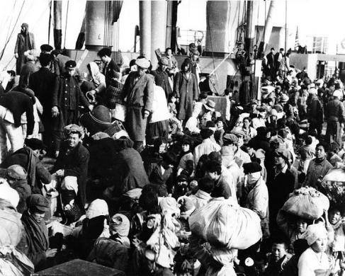 Một số trong 14.000 người tị nạn Hàn Quốc trên tàu SS Meredith Victory sau cuộc di tản từ Hungnam vào tháng 12 năm 1950.