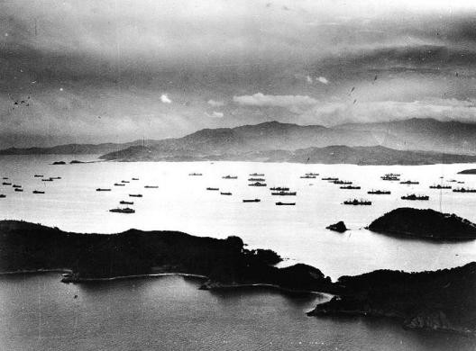 Tàu đổ bộ của Mỹ thả neo bên ngoài cảng Wonsan sau khi hoàn thành đợt đổ bộ đầu tiên vào tháng 10/1950.