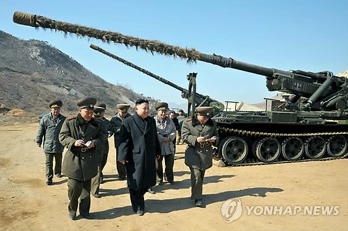 Nhà lãnh đạo Triều Tiên Kim Jong-un thăm đơn vị pháo binh đang nhắm mục tiêu về phía hòn đảo Baeknyeong của Hàn Quốc gần biên giới biển chung hôm 11/3.