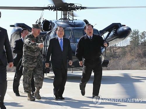 Thủ tướng Hàn Quốc (giữa) thăm đảo Yeonpyeong.
