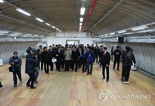 Thủ tướng Hàn Quốc thăm hầm trú ẩn trên đảo Yeonpyeong.
