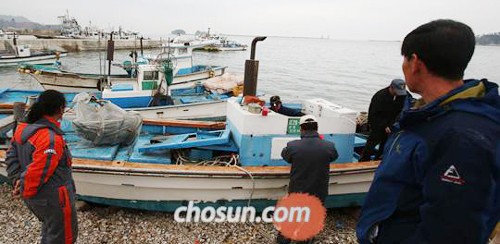 Ngư dân kiểm tra thuyền của họ thả neo trên đảo Yeonpyeong hôm thứ Tư.
