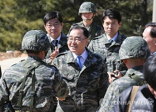 Thủ tướng Chung Hong-won thăm đảo Yeonpyeong hôm 14/3.
