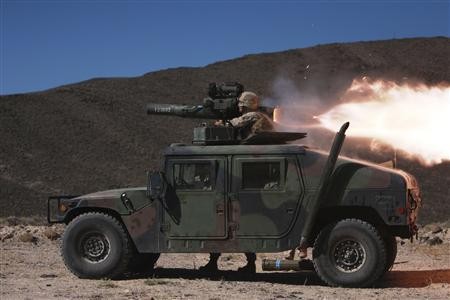 Lính Mỹ điều khiển vũ khí chống tăng. Ảnh Reuters