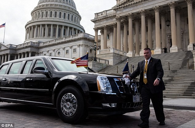 Một mật vụ Mỹ bên cạnh chiếc limo của Tổng thống ở phía trước tòa nhà Quốc hội Mỹ.