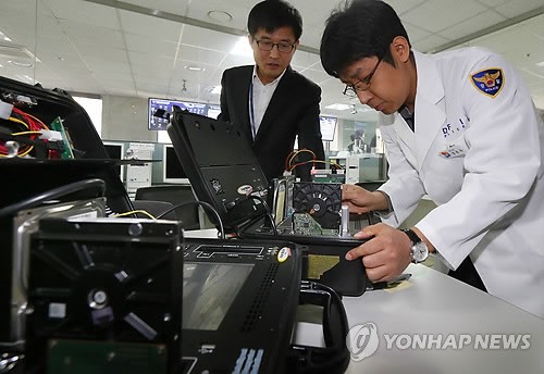 Chuyên viên an ninh mạng Hàn Quốc kiểm tra hệ thống sever máy tính ngân hàng, đài truyền hình bị đánh sập