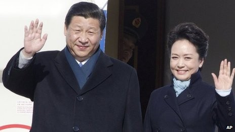 Chủ tịch Trung Quốc Tập Cận Bình cùng phu nhân Bành Lệ Viện tới thăm Moscow.