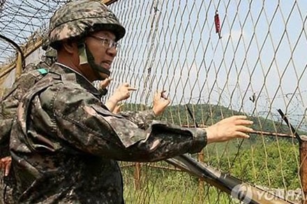 Một đoàn hàng rào biên giới giữa Hàn Quốc và Triều Tiên.