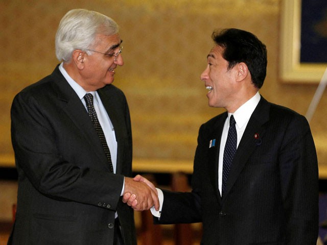 Ngoại trưởng Nhật Bản Fumio Kishida (phải) tiếp Ngoại trưởng Ấn Độ Salman Khurshid