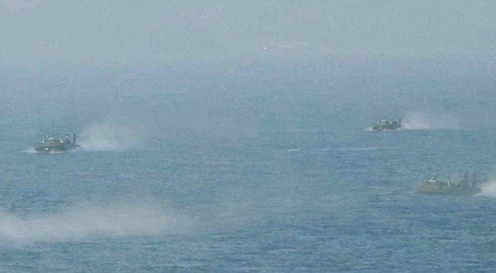 Tàu đổ bộ đệm khí Triều Tiên tham gia diễn tập hôm 25/3.