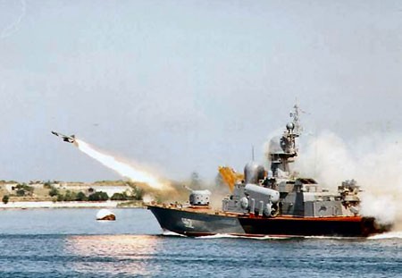 Một chiến hạm Nga thuộc Hạm đội Biển Đen đóng tại Ukraina đang bắn thử tên lửa. Ảnh: KievUkraine.