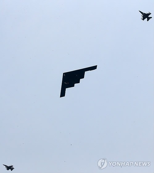 B-2 (giữa) bay trên không phận Pyeongtaek, nam thủ đô Seoul, Hàn Quốc.
