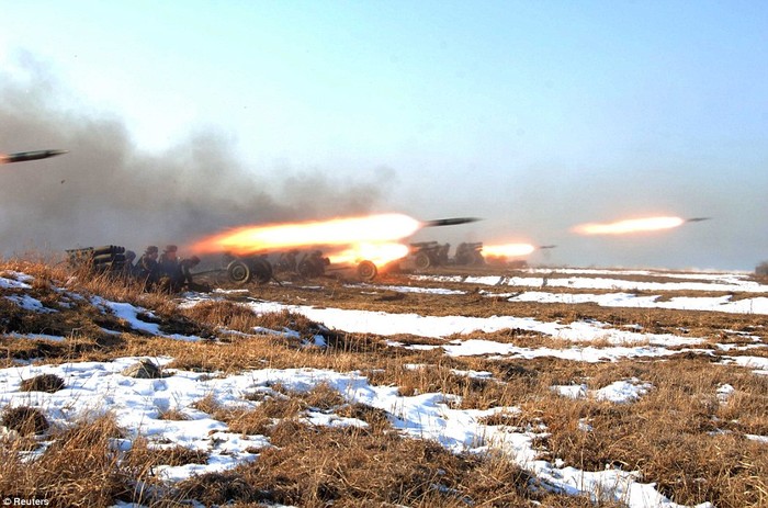Nữ binh sĩ Triều Tiên điều khiển pháo tham gia tập trận chống đổ bộ hôm 25/3.